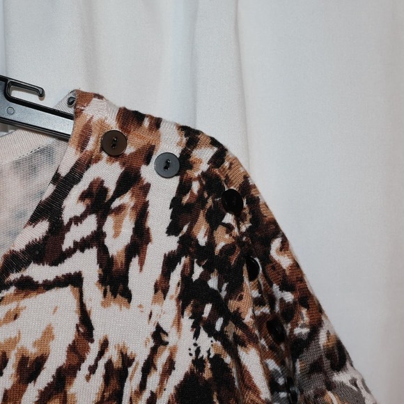 Joseph A Blouse Size L Capped sleeves Animal print Buttons Across Shoulder Top - Picture 5 of 10
